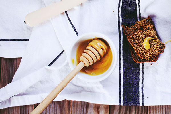 мед и филии черен хляб