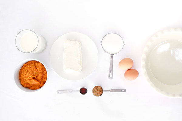 млечни продукти и яйца на бял фон