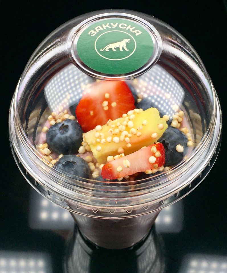 Плодово кисло мляко с фини овесени ядки, мака, чия, боровинки, ягоди, ананас и пуканки от чия