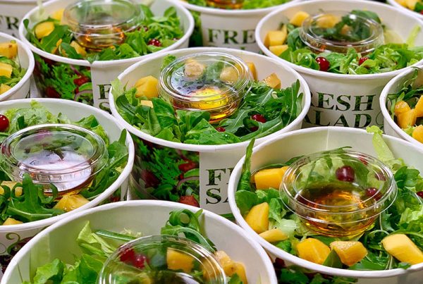 Салата от айсберг, краставици, райска ябълка, касис и рукола