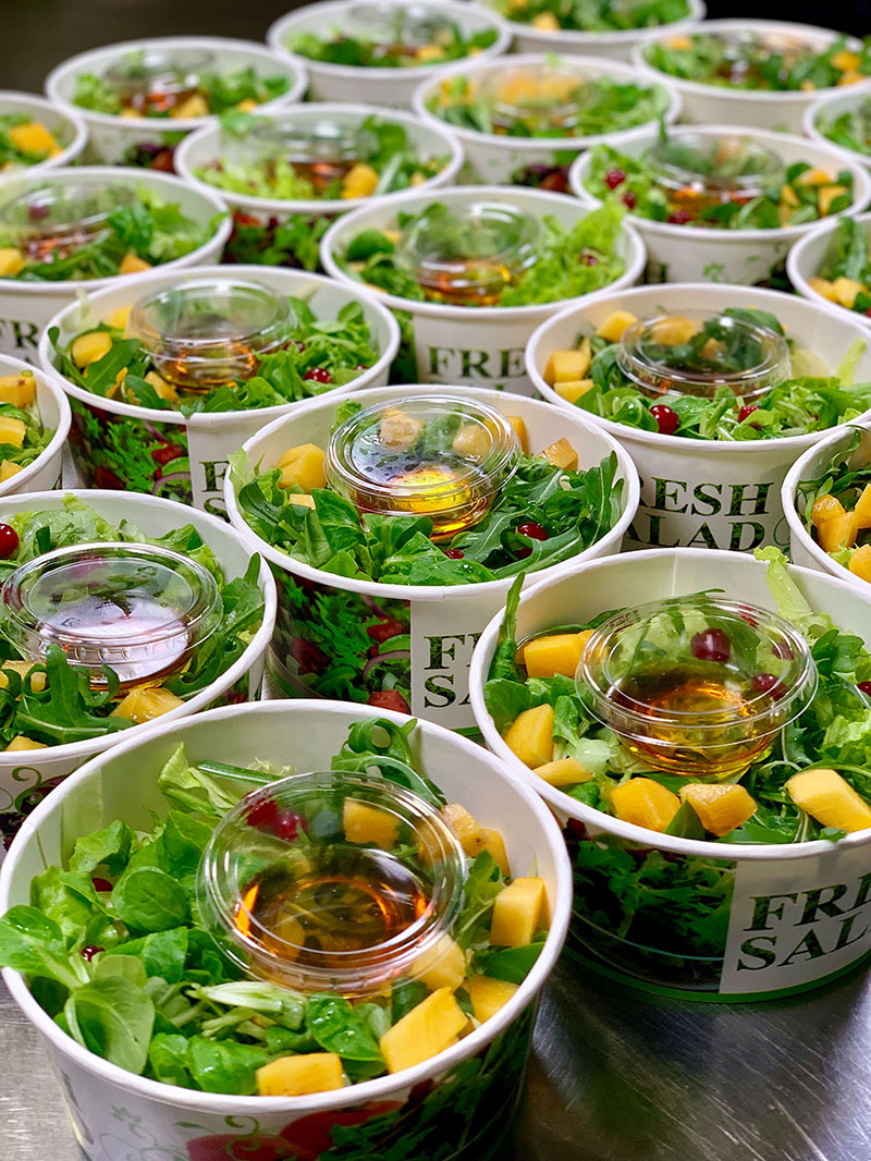 Салата от айсберг, краставици, райска ябълка, касис и рукола