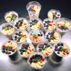 закуски от пълнозърнести овесени ядки, био кисело мляко, чия, агаве, натрошен бадем, физалис, амарант и свежи плодове