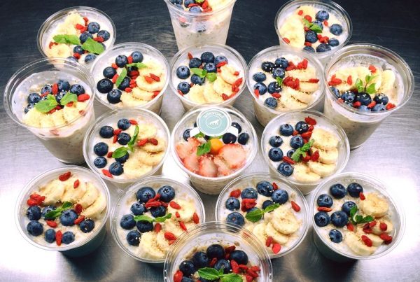 закуски от пълнозърнести овесени ядки, био кисело мляко, чия, агаве, натрошен бадем, физалис, амарант и свежи плодове