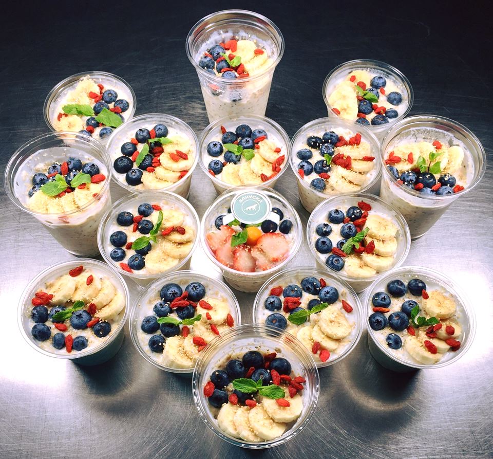 закуски от пълнозърнести овесени ядки, био кисело мляко, чия, агаве, натрошен бадем, физалис, амарант и свежи плодове