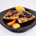 Пухкави гофри от пълнозърнести овесени ядки и био сладко от боровинки