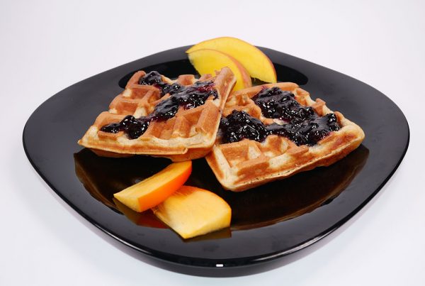 Пухкави гофри от пълнозърнести овесени ядки и био сладко от боровинки