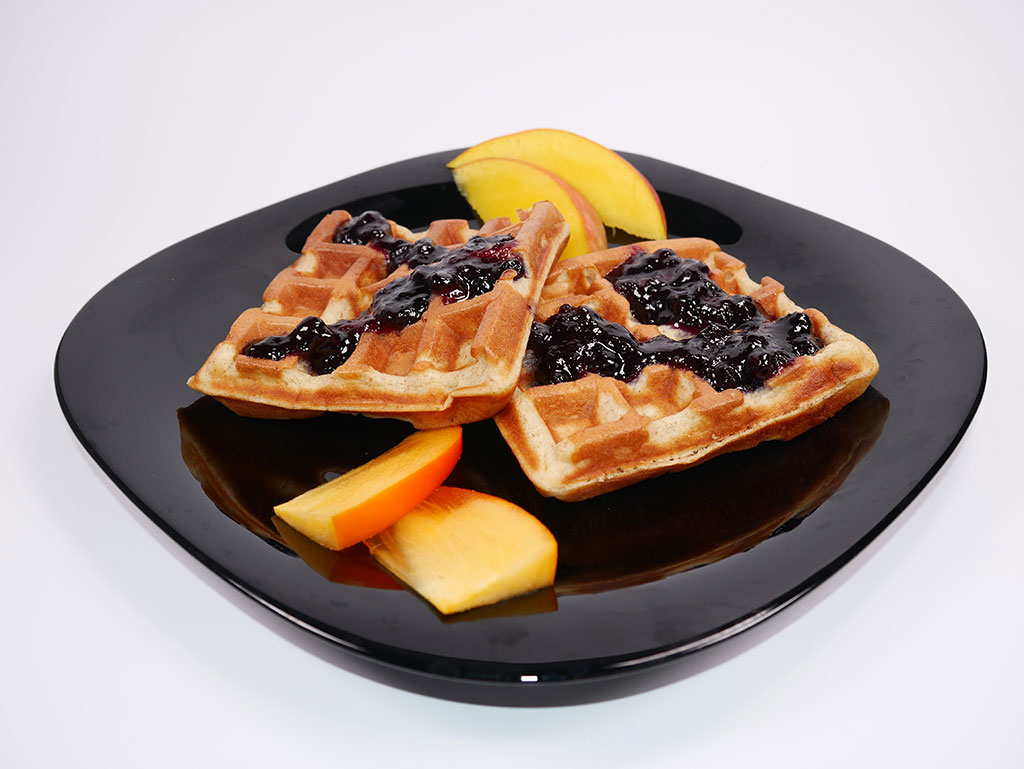 Пухкави гофри от пълнозърнести овесени ядки и био сладко от боровинки