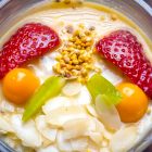 Фитнес закуска с украса от ягоди, физалис, филиран бадем, пчелен прашец и кора от помело