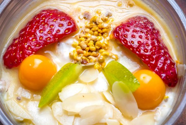 Фитнес закуска с украса от ягоди, физалис, филиран бадем, пчелен прашец и кора от помело