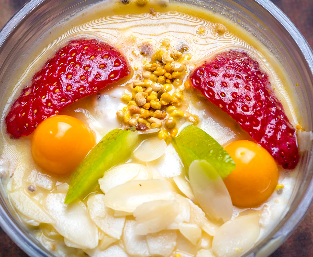 Фитнес закуска с украса от ягоди, физалис, филиран бадем, пчелен прашец и кора от помело