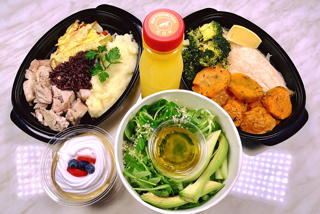 стандарт меню без закуска с две основни ястия, салата, сок и десерт