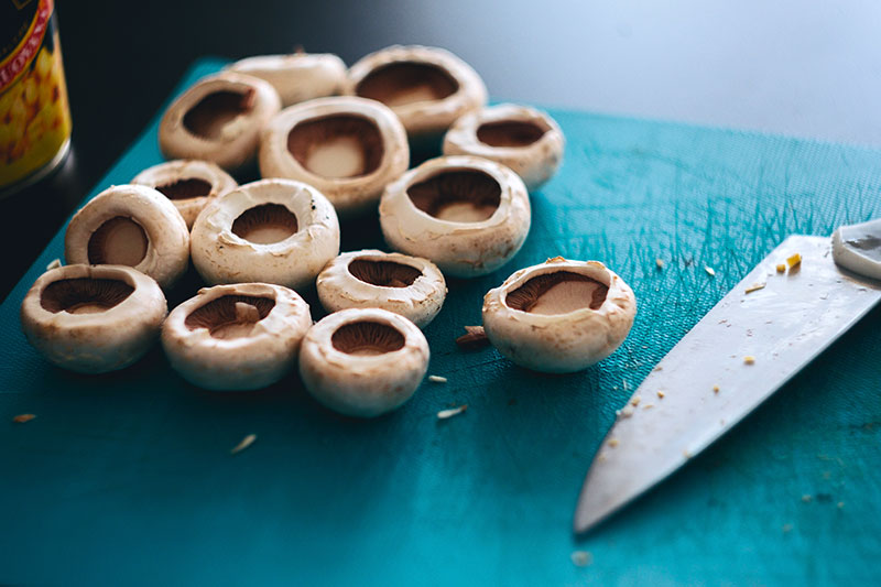 нарязани гъби на кухненска дъска