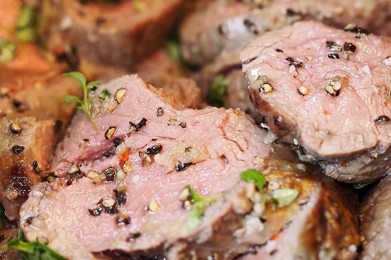 овкусени парчета сготвено телешко месо