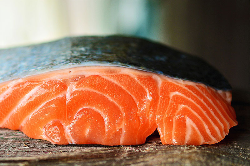 филе от риба сьомга върху дървена подложка