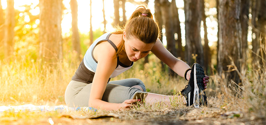 млада жена спортува в гората