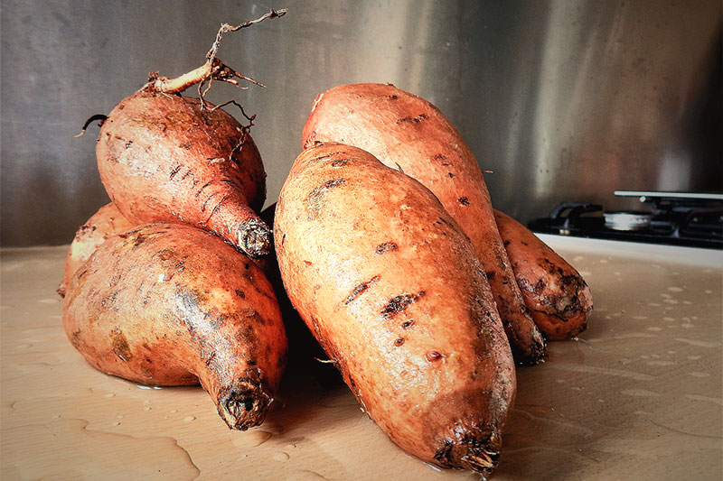 сладки картофи върху кухненски плот