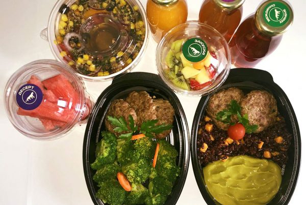 Балансирано меню с телешки кюфтета, черен ориз, сладък картоф и броколи