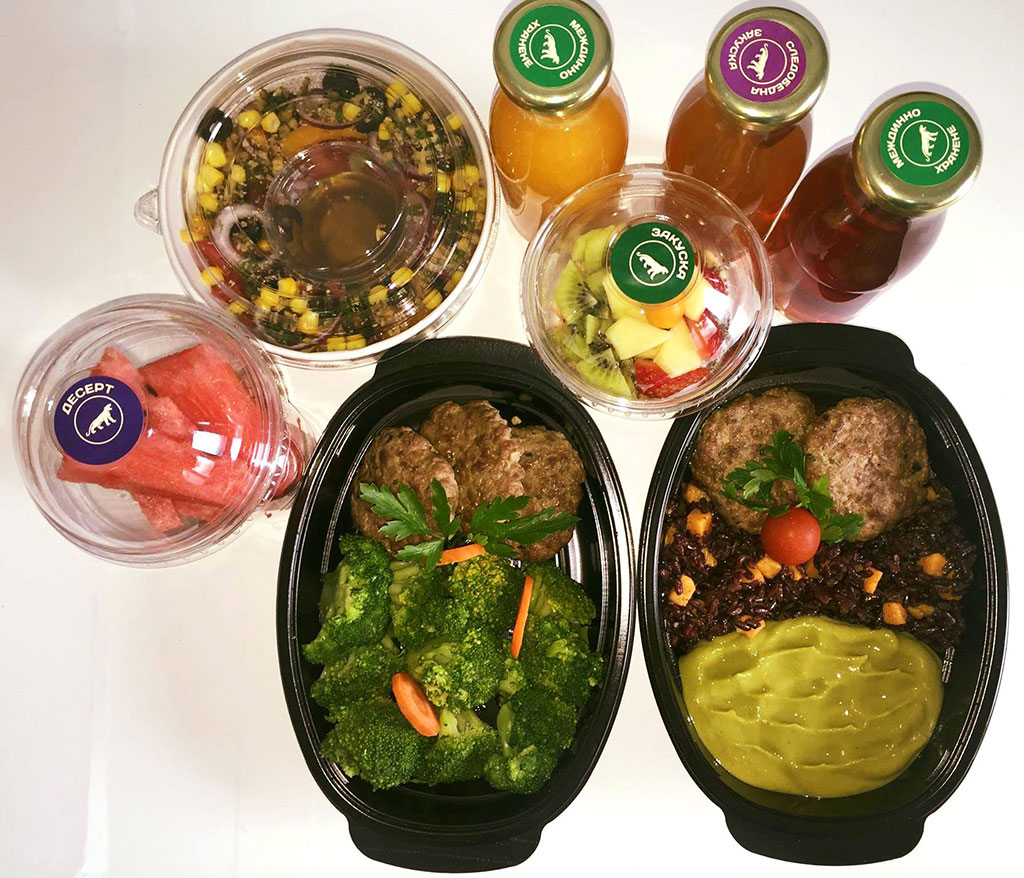 Балансирано меню с телешки кюфтета, черен ориз, сладък картоф и броколи