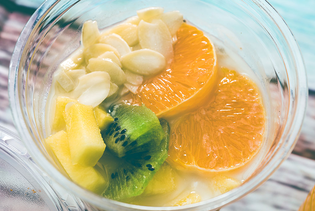 закуска от натурално бадемово мляко, чиа и безглутенови фини овесени ядки