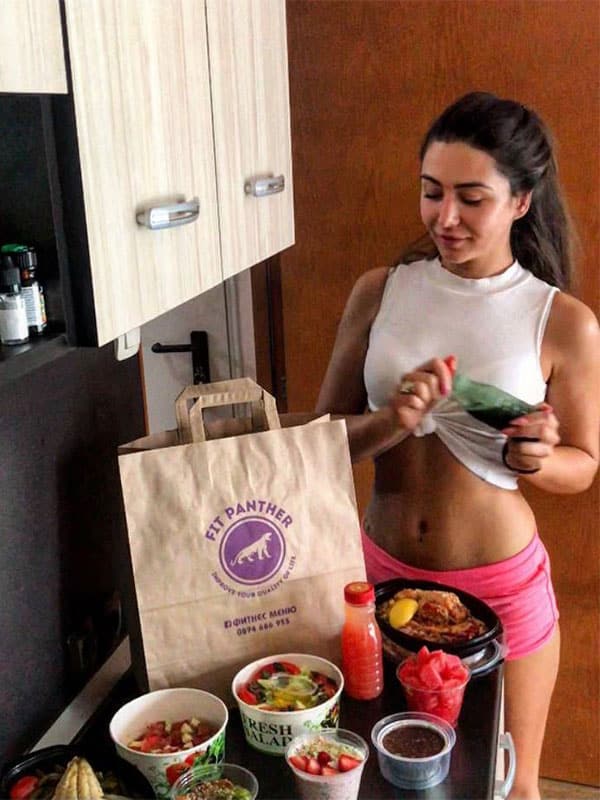 момиче в кухнята с кутии храни от Fit Panther