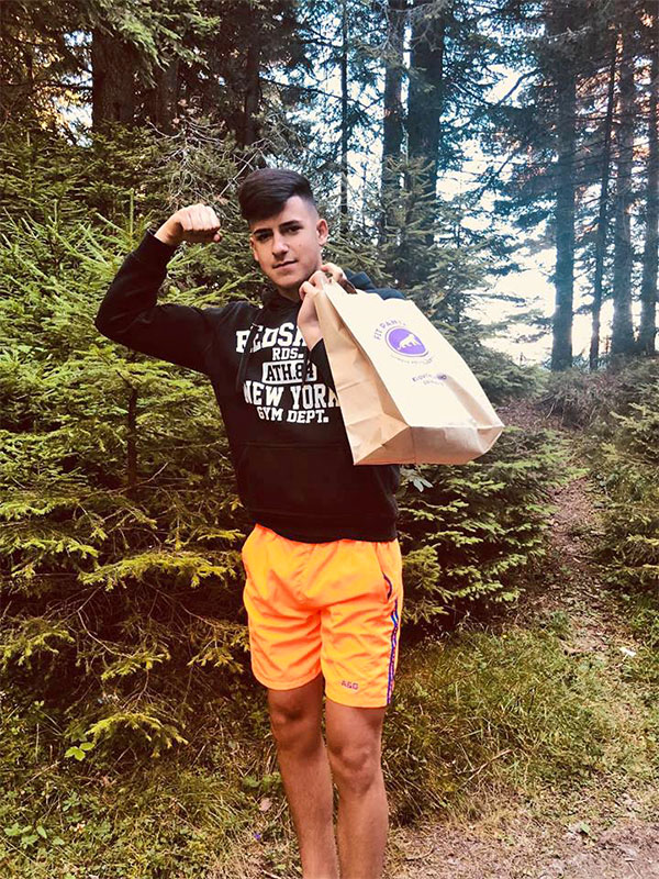 доволен клиент сред природата с плик здравословна храна от Fit Panther