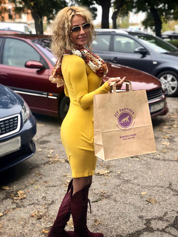 client with a pack of healthy food from Fit Panther