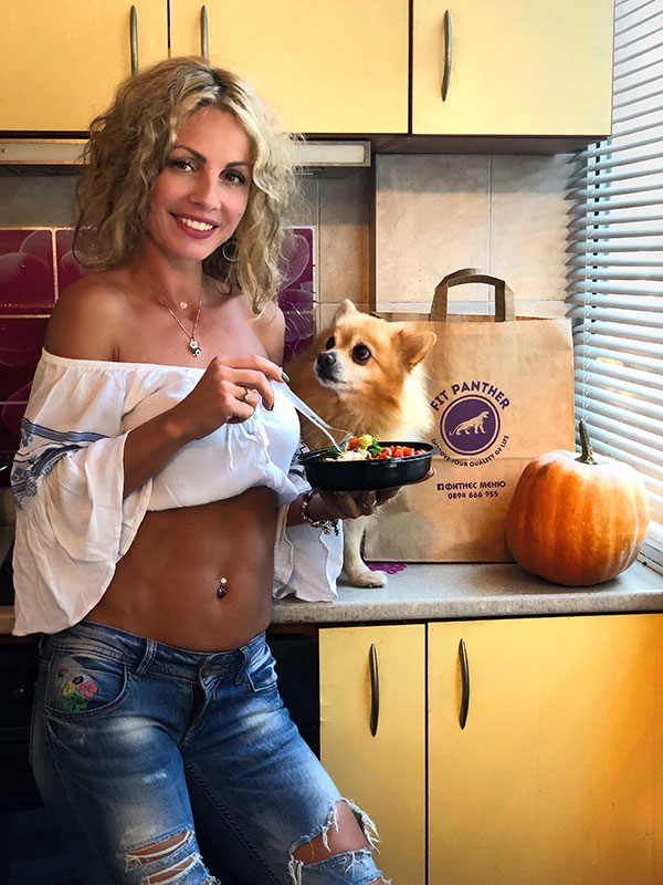 a satisfied customer with his dog and food from Fit Panther