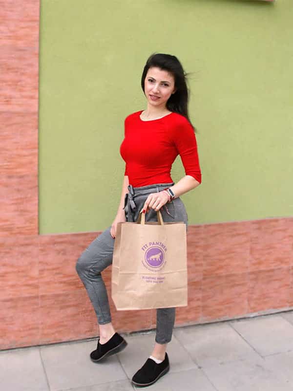 млада жена с плик здравословна храна от Fit Panther