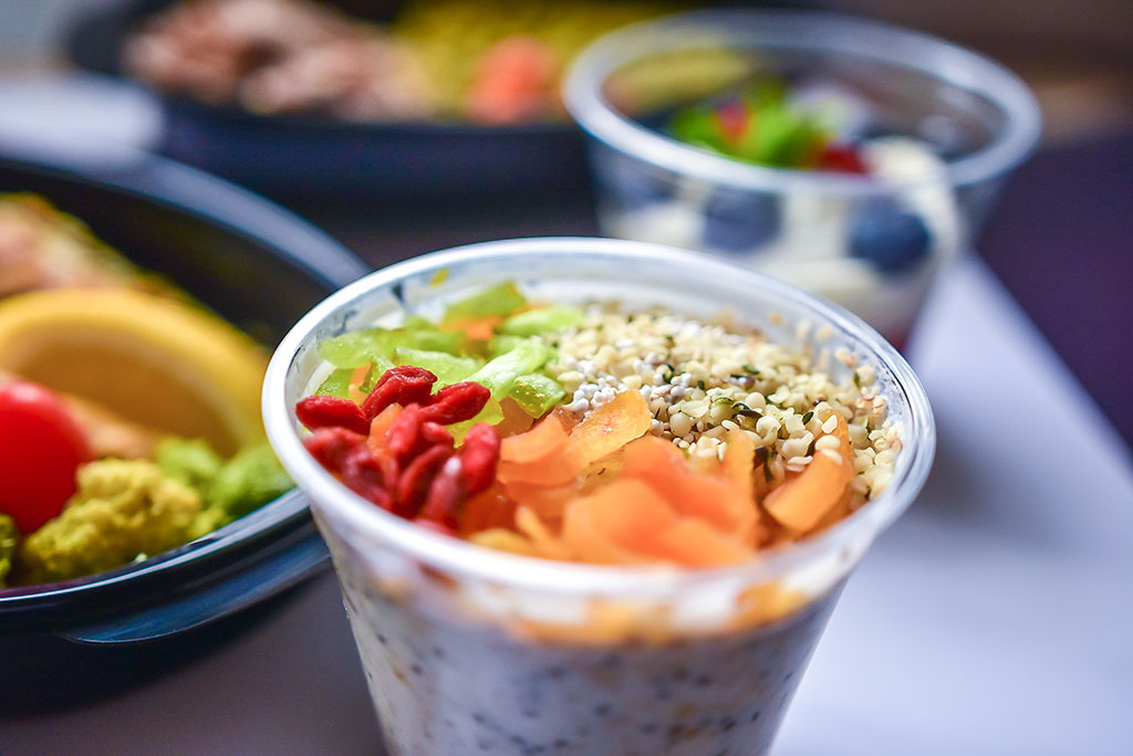 закуска от чиа, конопено семе и сушени плодове