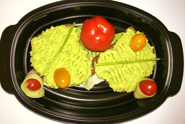 двоен сандвич от протеинов хляб с квас, пюре от авокадо, айсберг и чери домати