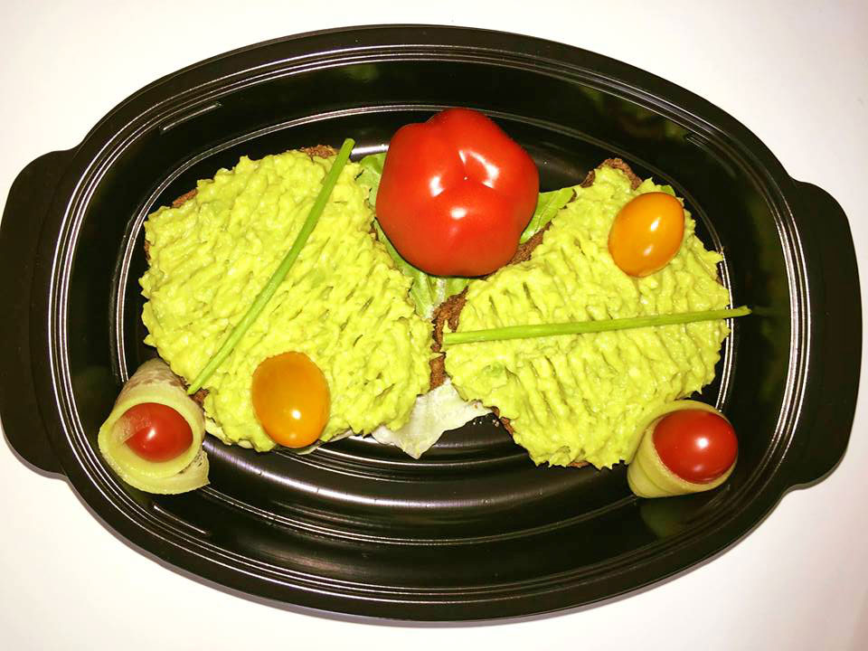 двоен сандвич от протеинов хляб с квас, пюре от авокадо, айсберг и чери домати