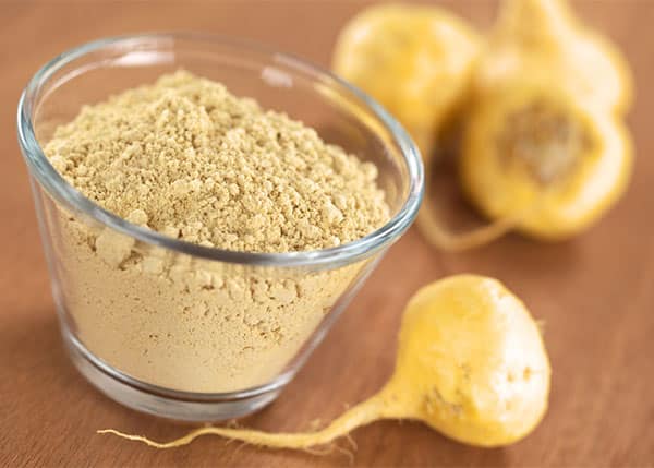 корени от мака и смляна в стъклена купичка