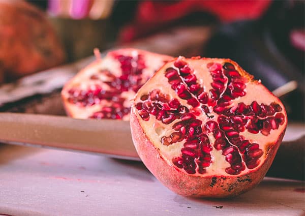 Разрязан половин плод нар