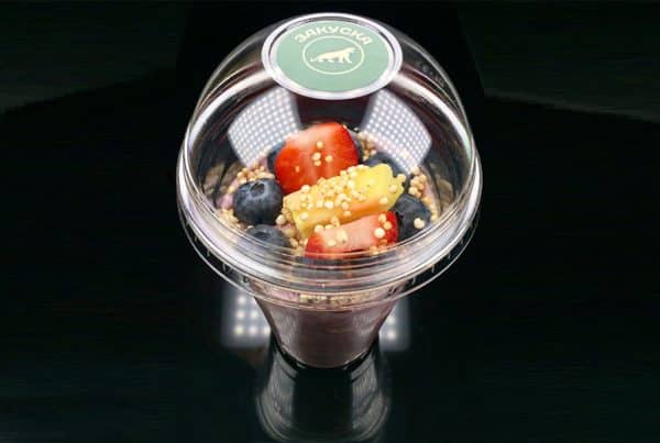 плодово кисело мляко с овесени ядки, мака, боровинки, ягоди, ананас и чия пуканки