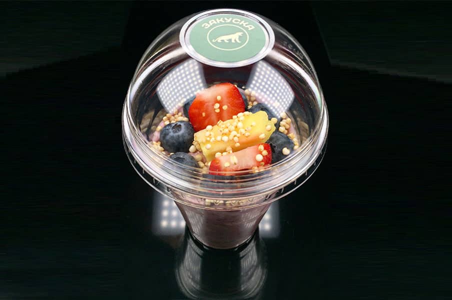 плодово кисело мляко с овесени ядки, мака, боровинки, ягоди, ананас и чия пуканки