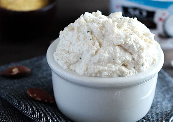 сирене рикота, поднесено в бяла купичка