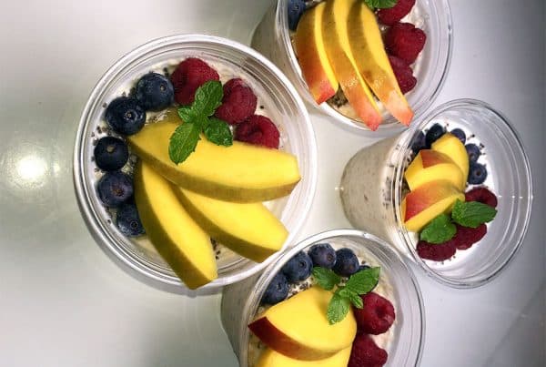 Закуска от овесени трици с БИО бадемово мляко, чиа и свежи плодове