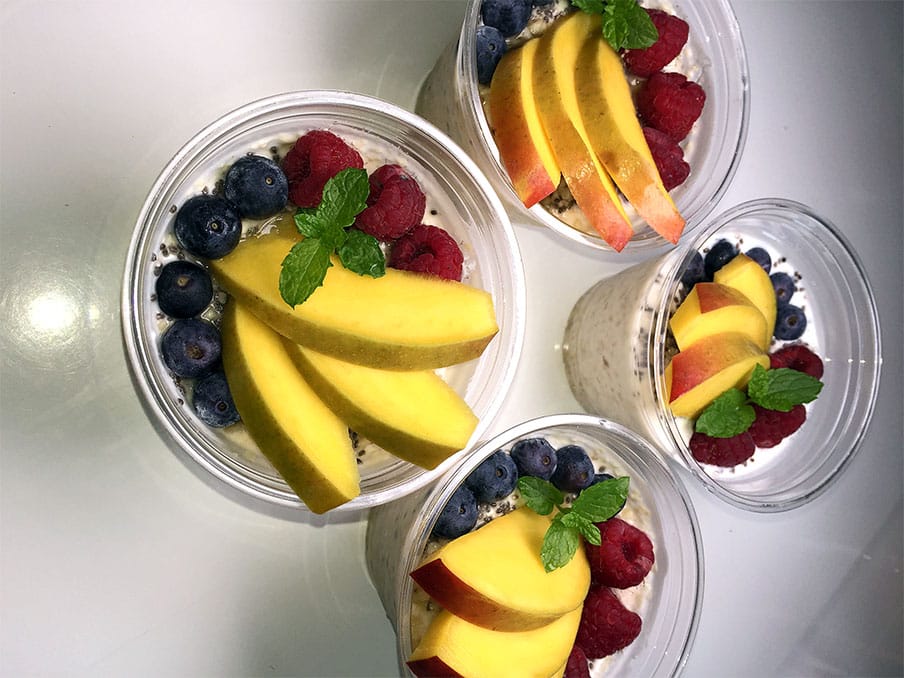 Закуска от овесени трици с БИО бадемово мляко, чиа и свежи плодове