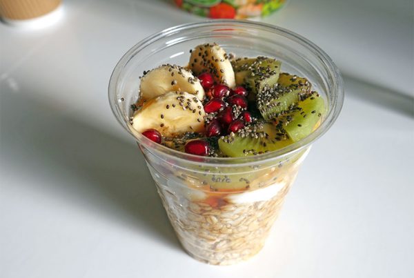 здравословна закуска от пълнозърнести овесени ядки с нискомаслено кисело мляко