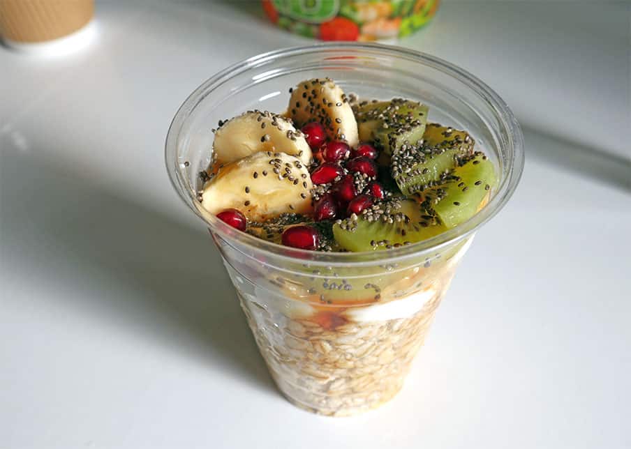 здравословна закуска от пълнозърнести овесени ядки с нискомаслено кисело мляко