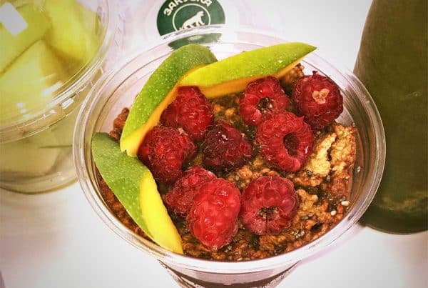 Закуска с протеин, финни овесени ядки, корнфлейкс, оризово мляко, чия и плодове