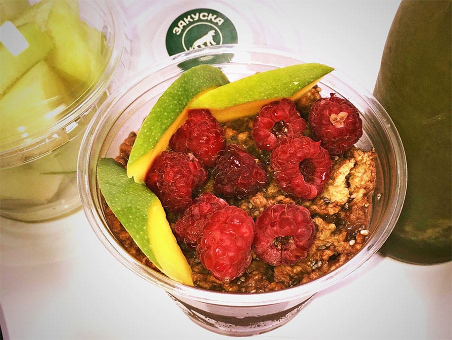 Закуска с протеин, финни овесени ядки, корнфлейкс, оризово мляко, чия и плодове