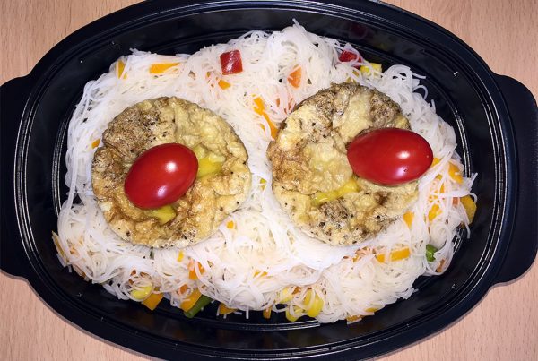 Мини омлетчета, с веган кашкавал, върху оризови спагетини