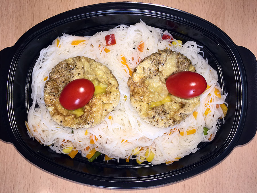 Мини омлетчета, с веган кашкавал, върху оризови спагетини