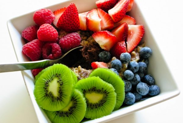 закуска от био елда с оризово мляко, мед, чия и свежи плодове от малини, ягоди, киви и боровинки