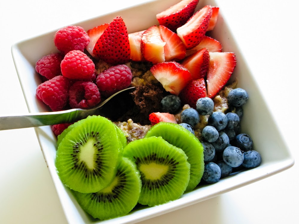 закуска от био елда с оризово мляко, мед, чия и свежи плодове от малини, ягоди, киви и боровинки