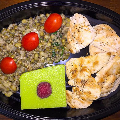 Пуешко с боб мунг, чери домати и желиран грах с малина