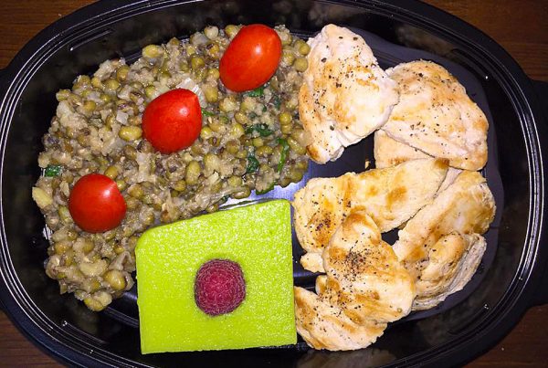 Пуешко с боб мунг, чери домати и желиран грах с малина