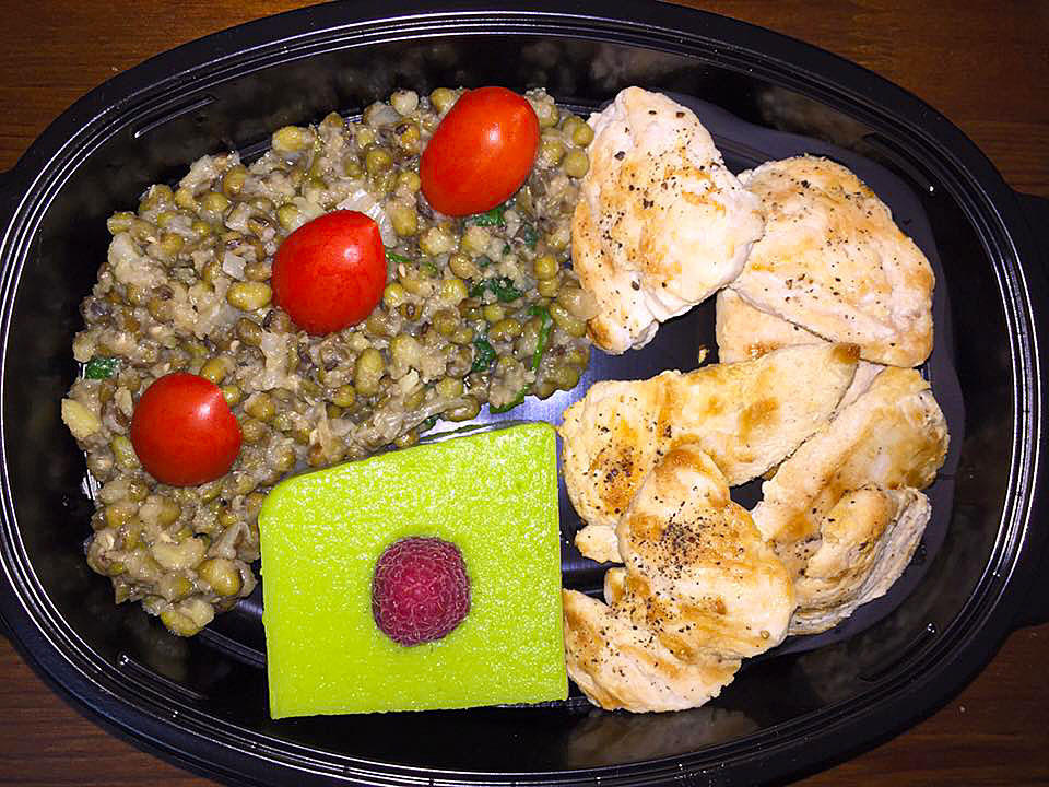 Пуешко с боб мунг, чери домати и желиран грах с малина