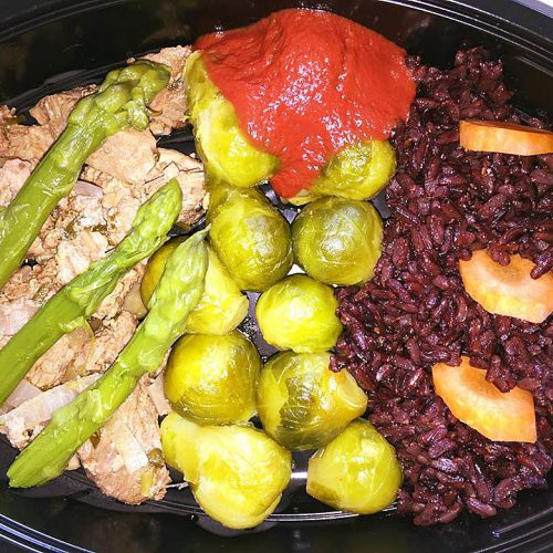 Телешко с черен императорски ориз, брюкселско зеле, аспержи и био доматена салца